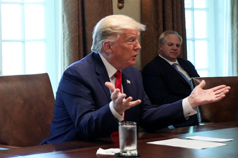 © Reuters. U.S. President Trump participates in meeting with energy sector CEOs at the White House in Washington