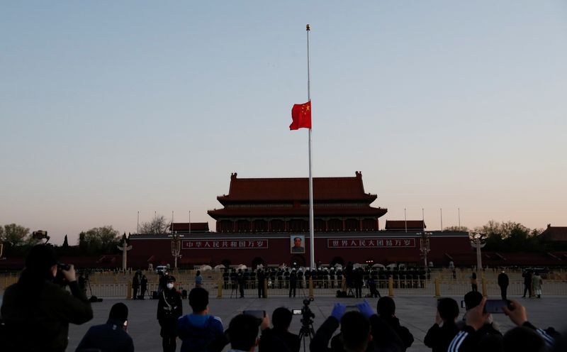 &copy; Reuters. 中国、新型コロナの死者追悼　「清明節」に黙とうと警笛