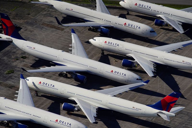 &copy; Reuters. Imagen de archivo de aviones de pasajeros de Delta Air Lines aparcados en el Aeropuerto Internacional de Birmingham-Shuttlesworth, en Birmingham, Alabama, EEUU