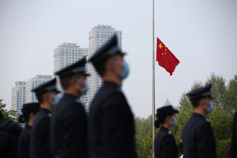 © Reuters. LA CHINE REND HOMMAGE AUX MILLIERS DE MORTS DE L'ÉPIDÉMIE
