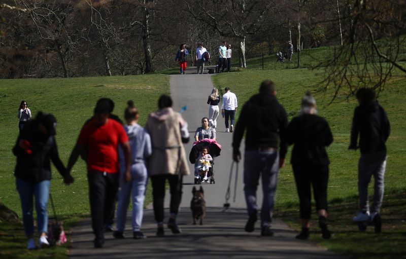 &copy; Reuters. Gente en Greenwich Park, mientras continúa la propagación del coronavirus (COVID-19) en Londres