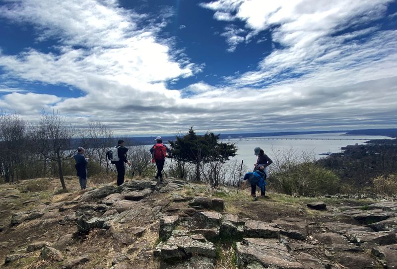 &copy; Reuters. Hikers practice social distancing as they stand on trail above Hudson River in Hook Mountain State Park in Nyack, New York