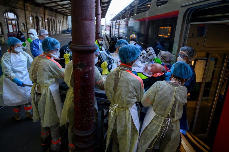 &copy; Reuters. CORONAVIRUS: DEUX TGV TRANSFÈRENT DES MALADES PARISIENS VERS LA BRETAGNE