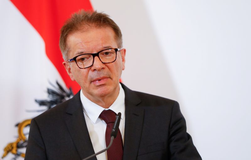 © Reuters. FILE PHOTO: Health Minister Rudolf Anschober addresses the media in Vienna