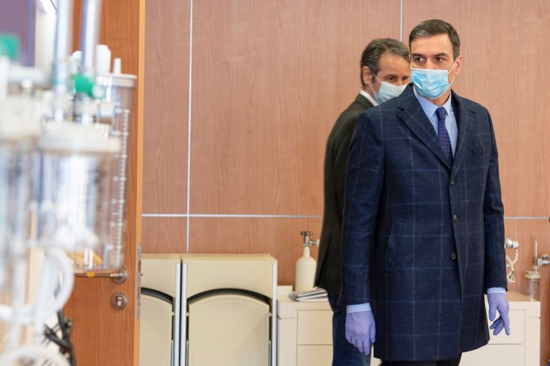 &copy; Reuters. Spanish PM Sanchez wears a face mask and protective gloves amid the coronavirus disease (COVID-19) outbreak in Mostoles
