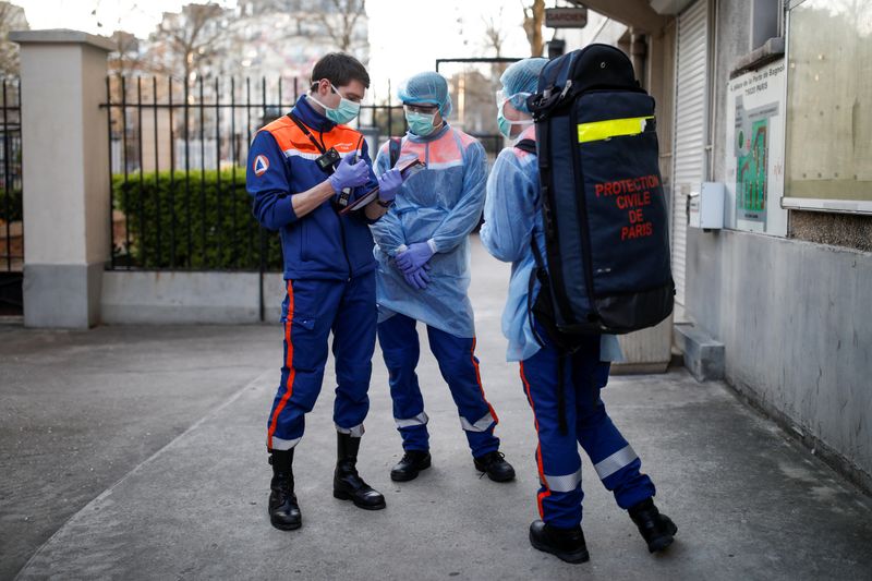 &copy; Reuters. Rescue operation of people infected with coronavirus disease (COVID-19) in Paris