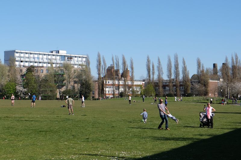 &copy; Reuters. Personas se reúnen en Greenwich Park mientras continúa la propagación del COVID-19, en Londres. 5 de abril de 2020.