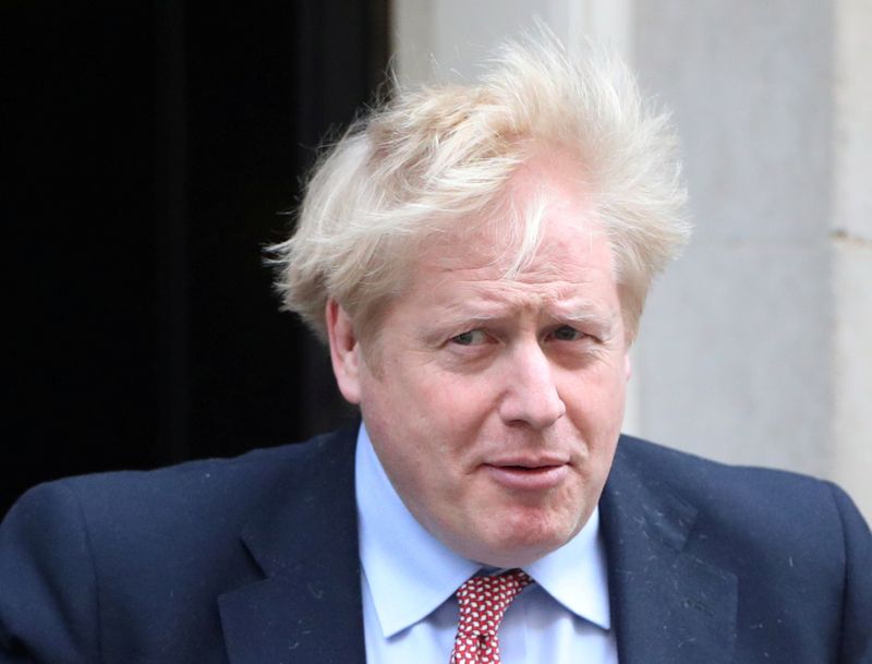 &copy; Reuters. FOTO DE ARCHIVO: El primer ministro británico, Boris Johnson, abandonando Downing Street a fines de marzo en Londres. 25 de marzo de 2020.