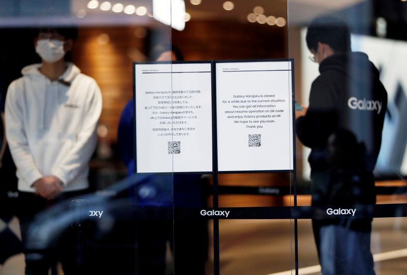 &copy; Reuters. FILE PHOTO: Closed notices are displayed at the entrance of Galaxy Harajuku store in Tokyo
