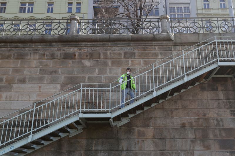 &copy; Reuters. Prague uses foam disinfectant in city centre to curb coronavirus