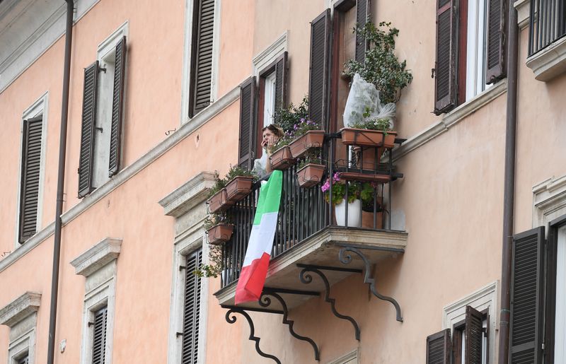 &copy; Reuters. Una donna parla al telefono su un balcone in piazza Navona, a Roma