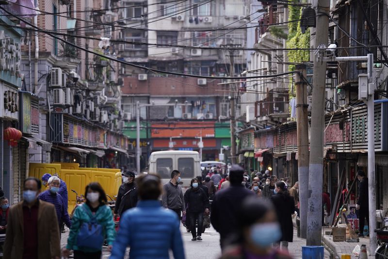 &copy; Reuters. Alcune persone in una strada di Wuhan, nella provincia di Hubei