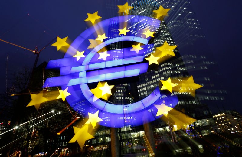 &copy; Reuters. Simbolo dell&apos;euro illuminato di fronte alla sede centrale della Banca centrale europea a Francoforte,