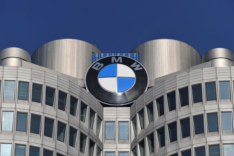 © Reuters. FILE PHOTO: The logo of German car manufacturer BMW is seen on the company headquarters in Munich