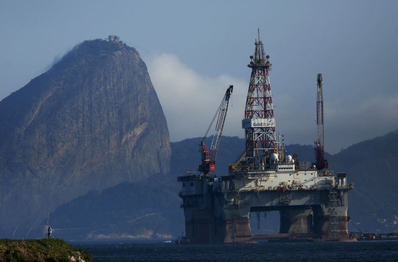 &copy; Reuters. Plataforma de petróleo na Baía de Guanabara, Rio de Janeiro