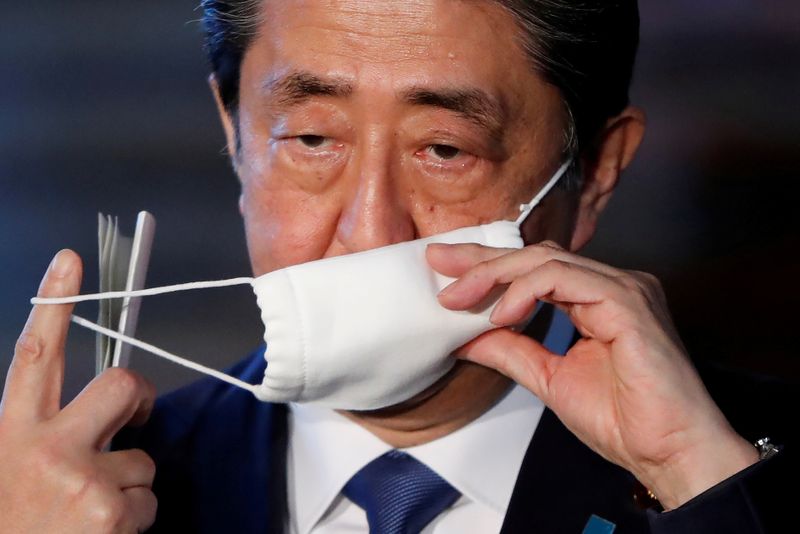 &copy; Reuters. Primeiro-ministro do Japão conversa com jornalistas em sua residência oficial em Tóquio