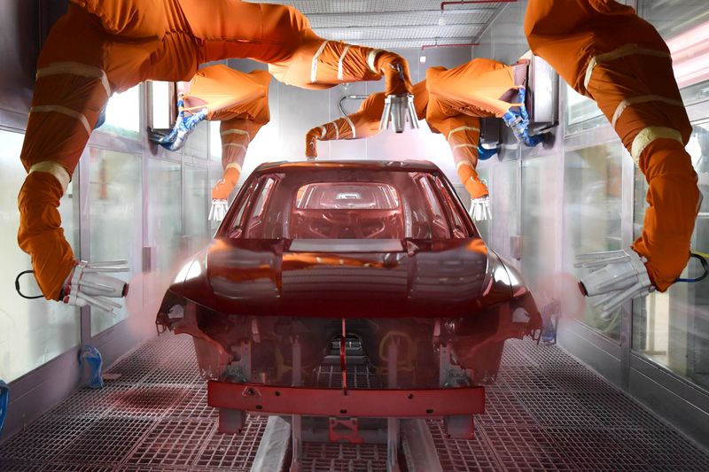 &copy; Reuters. Robotic arms paint a car at the BYD Automobile Company Limited Xi’an plant, in Shaanxi