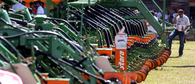 &copy; Reuters. Máquinas agrícolas expostas na Agrishow, feira do setor em Ribeirão Preto (SP)