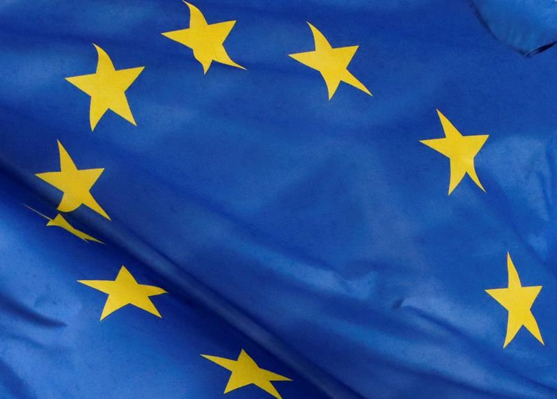 © Reuters. Se ve una bandera europea fuera de la sede de la Comisión de la UE en Bruselas
