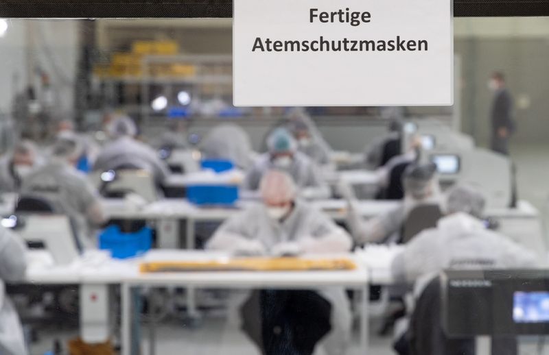 &copy; Reuters. Impiegati di Zender Germany GmbH al lavoro per produrre maschere protettive presso uno stabilimento a Osnabrueck