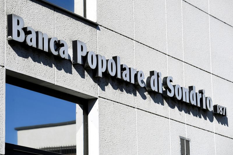 &copy; Reuters. Il logo Banca Popolare di Sondrio a Monza
