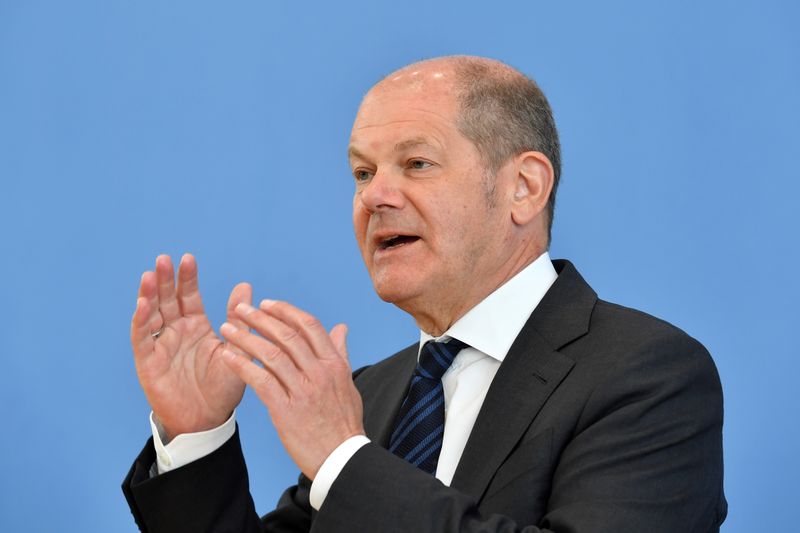 &copy; Reuters. Il ministro delle Finanze tedesco Olaf Scholz durante una conferenza stampa a Berlino