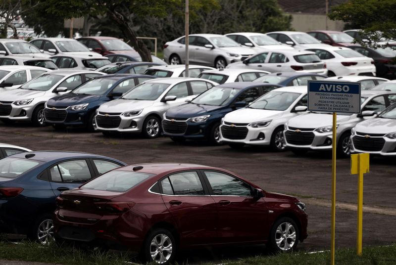 &copy; Reuters. Auto parcheggiate presso lo stabilimento di General Motors a Sao Jose dos Campos, in Brasile