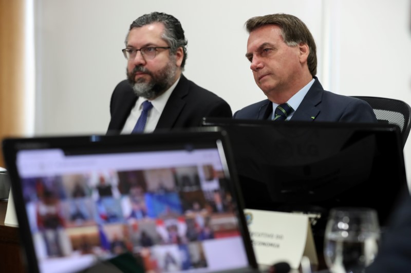 &copy; Reuters. Presidente Jair Bolsonaro e ministro das Relações Exteriores, Ernesto Araújo, em Brasília