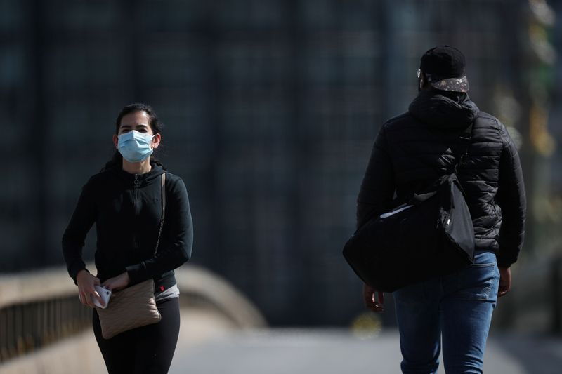 © Reuters. Pedestres caminham pela Westminster Bridge em Londres