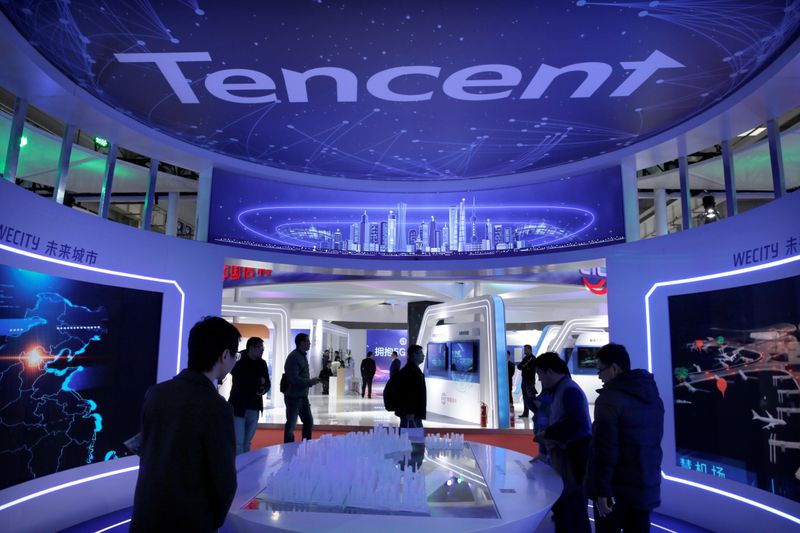&copy; Reuters. FOTO DE ARCHIVO. Visitantes pasan por el módulo de Tencent en el World 5G Exhibition en Pekín, China.
