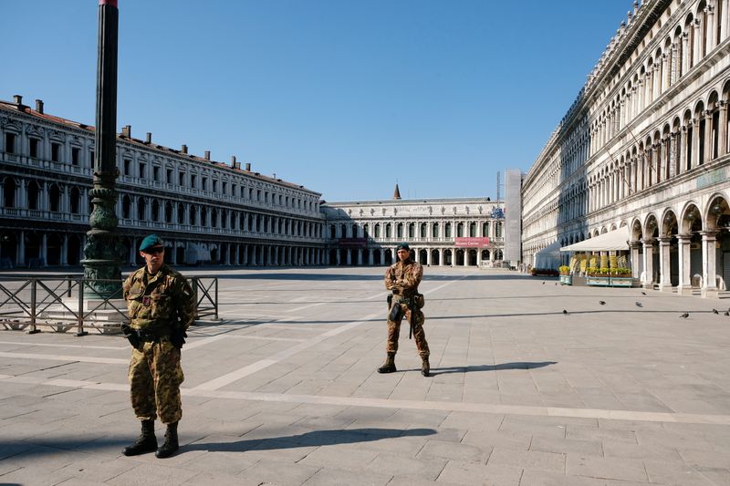 &copy; Reuters. Soldados patrulham a praça de São Marcos, em Veneza