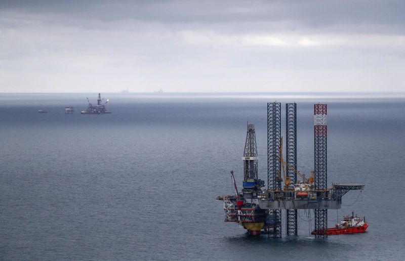 © Reuters. Нефтяные платформы, эксплуатируемые компанией Лукойл, на месторождении Корчагина в Каспийском море