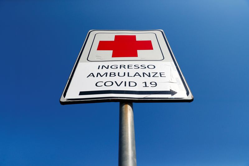 &copy; Reuters. Un cartello stradale che indica l&apos;ingresso per le ambulanze con pazienti affetti da Covid-19 a bordo, presso il Policlinico Tor Vergata a Roma