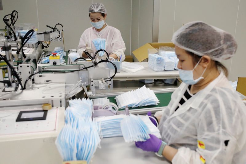 &copy; Reuters. Funcionários de fábrica de máscaras em Taiwan