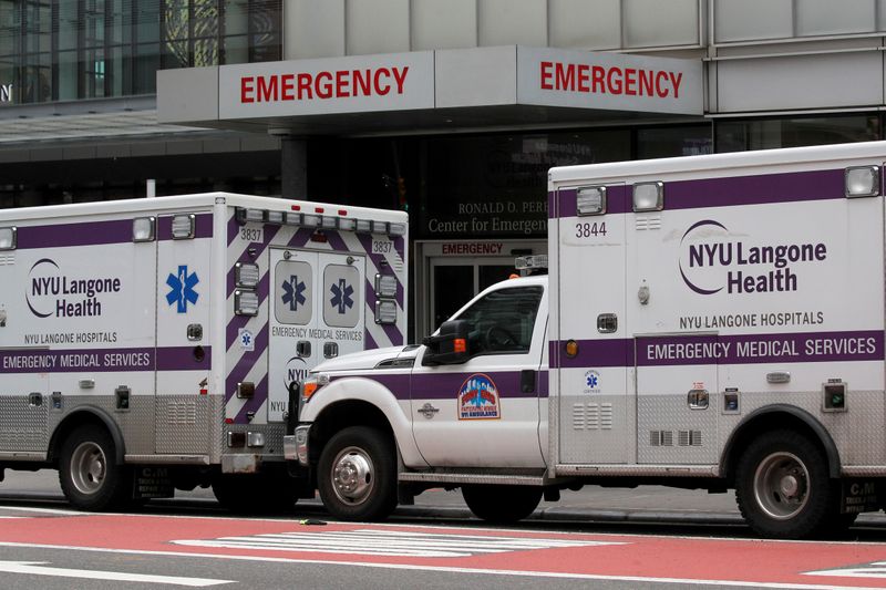 &copy; Reuters. Ambulâncias do lado de fora de hospital em Nova York