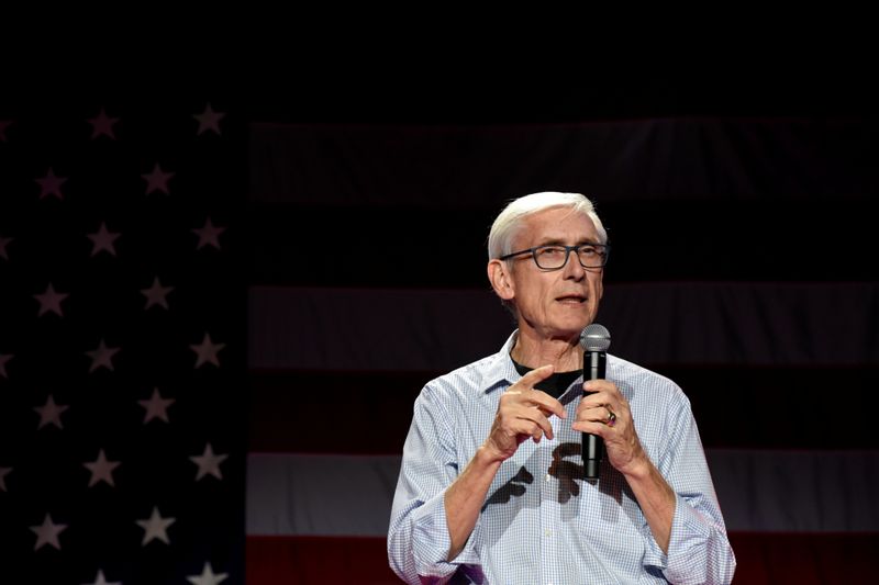 © Reuters. FILE PHOTO: Democratic gubernatorial candidate Tony Evers speaks at an election eve rally in Madison, Wisconsin