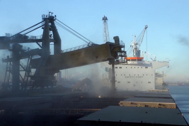 © Reuters. Navio carregado com trigo para exportação no porto de Dunkirk, França