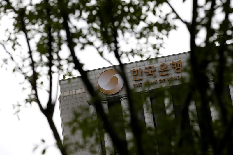 © Reuters. FILE PHOTO: The logo of the Bank of Korea is seen on the top of its building in Seoul