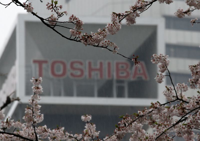&copy; Reuters. FILE PHOTO:  The logo of Toshiba Corp is seen behind cherry blossoms at the company&apos;s headquarters in Tokyo