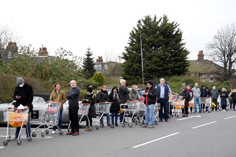 &copy; Reuters. FILE PHOTO: Shoppers queue to enter a Sainsbury&apos;s supermarket in West London