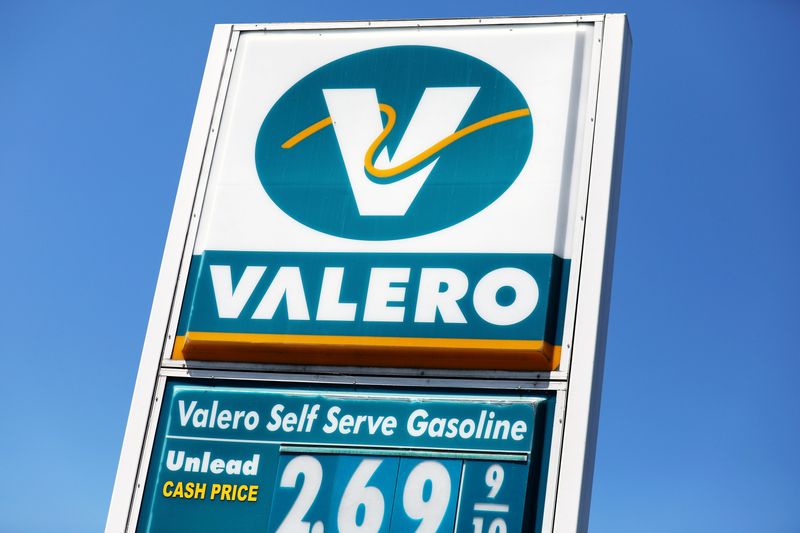 &copy; Reuters. FILE PHOTO:  Valero Gas Station in California