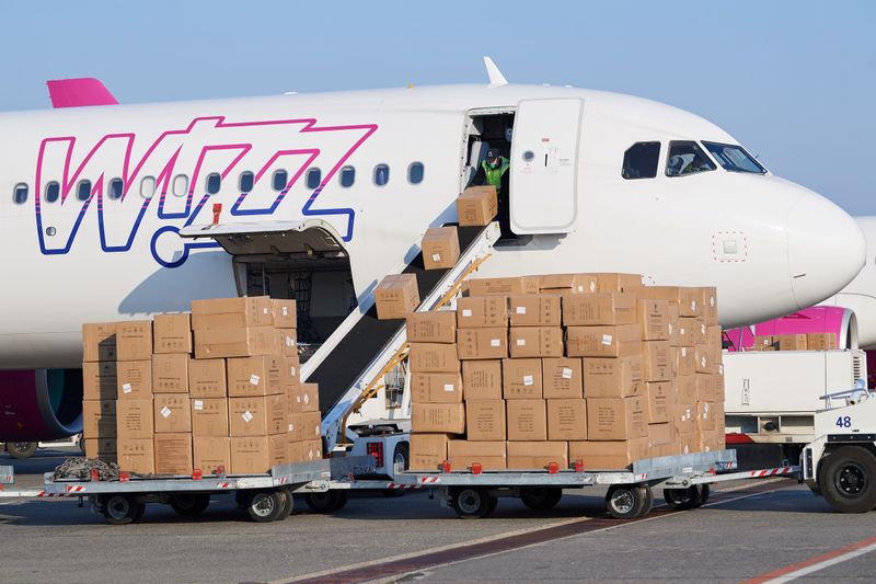 &copy; Reuters. Wizzair&apos;s aircraft with shipment of medical and protective gear from China arrives at Budapest Airport