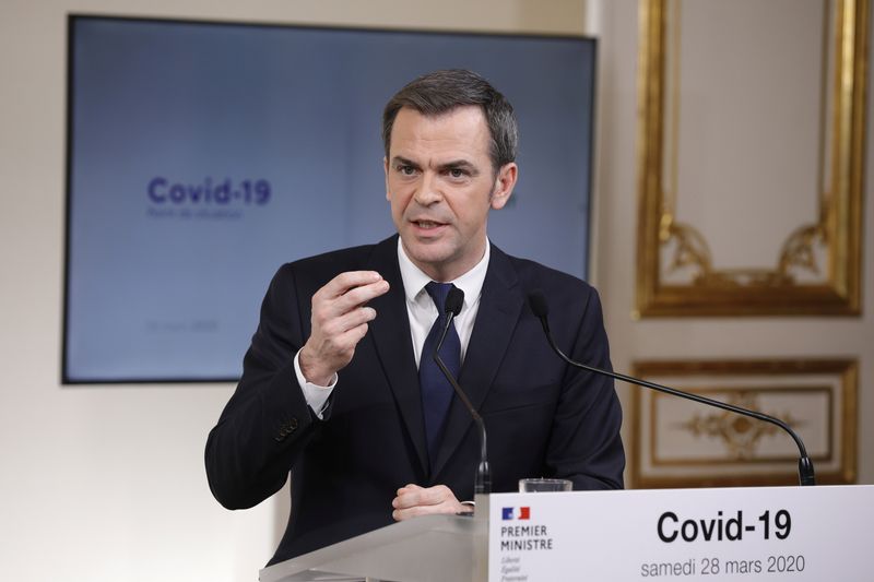 &copy; Reuters. French PM Philippe and Health Minister Veran give a news conference on the coronavirus outbreak