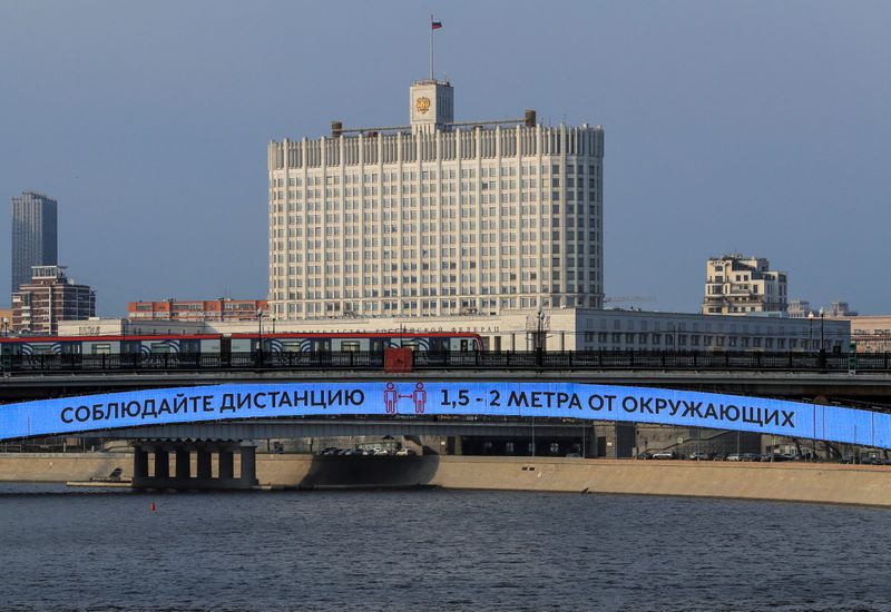 &copy; Reuters. Поезд метро на мосту у Дома правительства в Москве