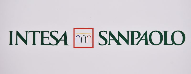 &copy; Reuters. Il logo della banca Intesa Sanpaolo presso la sede di Torino