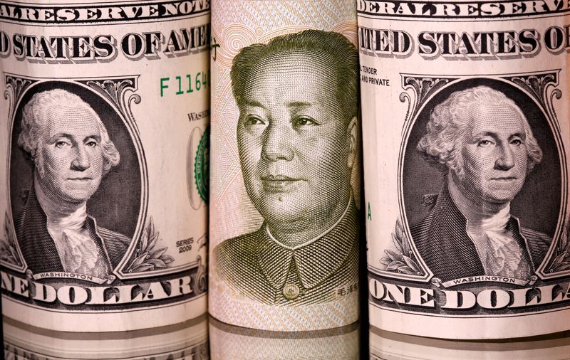 &copy; Reuters. Alcune banconote in yuan e in dollari