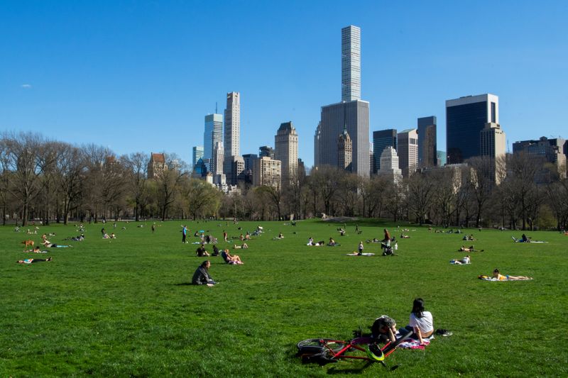 &copy; Reuters. Люди социально дистанцируются в Центральном парке Нью-Йорка