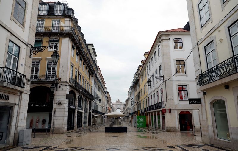 © Reuters. FOTO DE ARCHIVO: se muestra la calle Augusta durante el cierre parcial como parte del estado de emergencia para combatir el brote de la enfermedad del coronavirus (COVID-19) en Lisboa