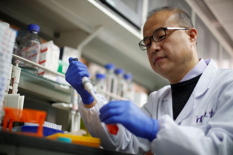 © Reuters. FOTO DE ARCHIVO: El científico Linqi Zhang en su laboratorio en el Centro de Investigación de Salud Pública de la Universidad de Tsinghua, donde está realizando investigaciones sobre los anticuerpos COVID-19
