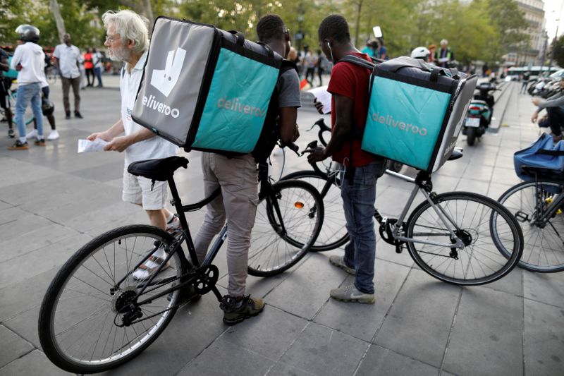 © Reuters. FILE PHOTO: Bikers of food courier service Deliveroo demonstrate as they called on clients to boycott the brand in Paris